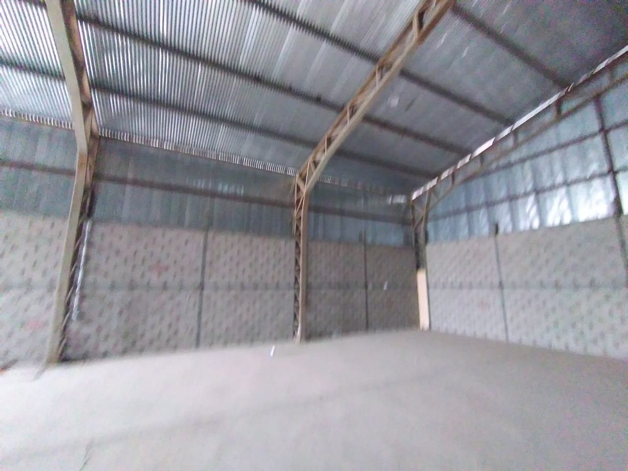 Vista interior de estructura metálica y cubierta de galpón industrial