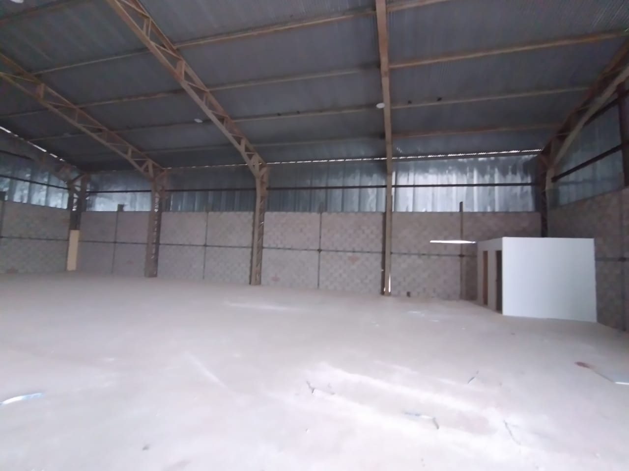 Nave interior de galpón industrial con estructura metálica