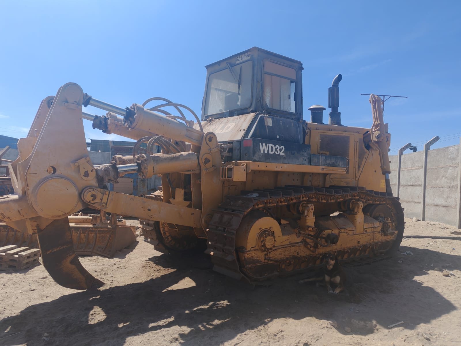 Bulldozer WORLD WD32 vista posterior